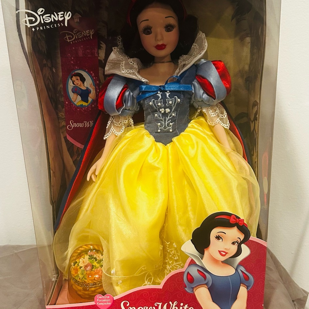 New in box Disney Princess Snow White Doll - Yellow and Blue.‎